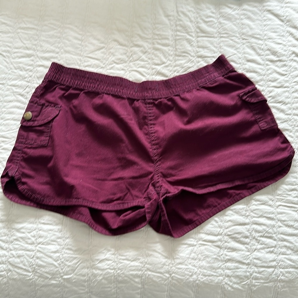 🔥Bluenotes Burgandy shorts, size medium with side, cargo pockets